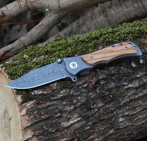 <span class=keywords><strong>Coltello</strong></span> Tascabile Pieghevole <span class=keywords><strong>da</strong></span> Difesa Personale con Manico in Legno d'Olivo Inciso e Lama con Motivo Damasco al Laser per Sopravvivenza Outdoor, <span class=keywords><strong>Bushcraft</strong></span> e Uso Tattico - Product Image 2