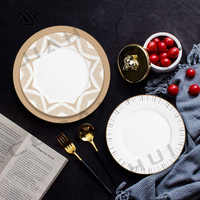 Ensemble de vaisselle en porcelaine sophistiquée à motifs linéaires géométriques dans des tons neutres pour un décor de table de mariage élégant