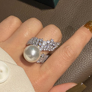 Anello Floreale con Perle per Donna, Elegante Gioiello da Dito alla Moda - Product Image 1