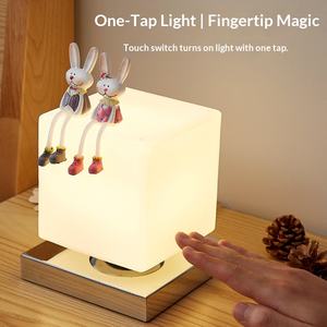 Lampe de table carrée moderne et minimaliste en verre et bois massif avec motif lapin pour chambre et bureau - Product Image 2