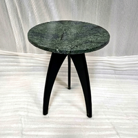 Table basse ronde moderne en marbre vert avec base trépied noire, meuble de salon fait main pour la décoration du salon et de la chambre