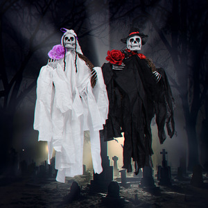 Décoration d'Halloween : Cape suspendue fantôme, pendentif d'horreur, couronne de mariée et de marié faite à la main - Product Image 1
