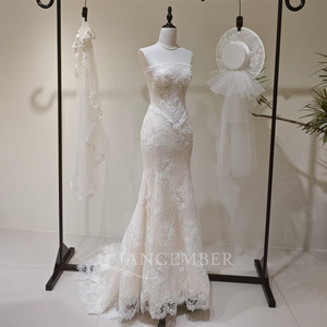 Robe de mariée sirène moderne et élégante LY117 à col bateau avec dentelle florale, appliques en cristal, traîne chapelle et manches courtes - Product Image 2