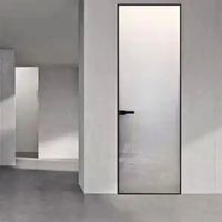 Porte de douche battante moderne en verre trempé dépoli avec cadre noir fin et poignée horizontale pour hôtel et salle de bain de cuisine