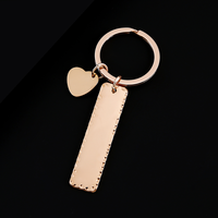 Porte-clés rectangulaire gravable en acier inoxydable Ywyougang avec breloque cœur vintage et design souvenir personnalisé