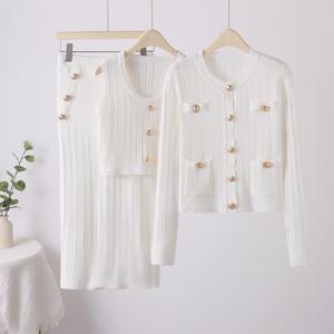 Örme takım elbise bayan bahar 2024 yeni katı hırka kazak + tank Top + örme yarım etek örme üç parçalı Set - Product Image 3