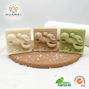 Jabón artesanal de aceite esencial natural con diseño de tortuga marina, personalizado, ayuda a exfoliar el cuerpo y eliminar impurezas. - Product Image 1