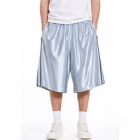 Shorts de basketball amples personnalisés style streetwear, imprimés par sublimation intégrale, motif à carreaux avec nom de marque, en satin
