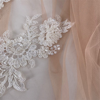 La nouvelle série de patchs de fleurs 3d broderie perlée conception d'appliques de dentelle pour la décoration de robe de mariée patch de dentelle par paires