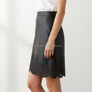 महिलाओं के लिए कस्टम लेजर कट चमड़े की मिनी स्कर्ट - Product Image 2