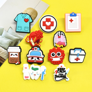 2025ファッション人気カスタムデザイン医療ナースPVCピン工場サプライヤーバッジブローチ - Product Image 4