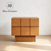 Table de chevet moderne du milieu du siècle en bois massif avec base cannelée, tiroir modulaire et rangement pour chambre à coucher et mobilier de maison