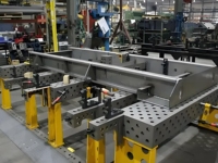 Tables de soudage 3D avec dispositifs de support pour les cadres de machines de construction, les sous-châssis, les véhicules spéciaux et les équipements lourds