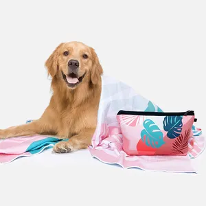 Logo et motif imprimés personnalisés serviette de bain pour chien absorbant l'eau douce et confortable séchage rapide des gaufres et microfibre serviette pour animaux de compagnie