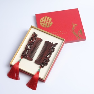 ชุดหวีแต่งงานจีน ของขวัญงานเลี้ยงฉลองสมรส หวีไม้จันทน์แดงลายมังกรและนกฟีนิกซ์พร้อมกล่องของขวัญลายมงคลคู่ - Product Image 3