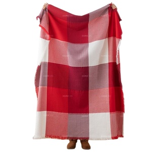 Manta de Jacquard Personalizada con Diseño de Patchwork, Manta Ligera y Transpirable con Tejido Waffle a Cuadros Rojos y Blancos para Viaje - Product Image 1