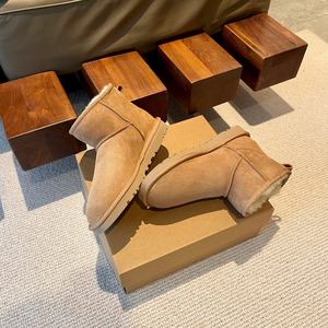 Nouvelles bottes classiques personnalisées de luxe pour l'automne/hiver, offrant chaleur, durabilité et résistance au glissement, idéales pour les activités décontractées en extérieur. - Product Image 5