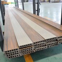 Pont composite extérieur en plastique et bois de style moderne résistant au feu, finition de grain de bois rustique imperméable, technique brossée par clic