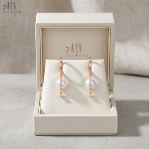 คอลเลคชั่นเด่น ต่างหูแบบห่วงทองคำแท้ 18K สีโรสโกลด์ ประดับมุกน้ำจืดและเพชร เครื่องประดับมุกชั้นดี สำหรับวันครบรอบ - Product Image 4