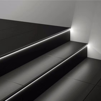 Profilé d'escalier moderne en PVC et aluminium de 140 mm, blanc poli, avec LED, pour salles d'exposition