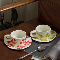 Tasse et soucoupe en céramique style peinture à l'huile vintage, motif pastoral de fruits (tomate et poire)