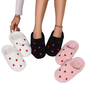 Vente en gros de nouvelles pantoufles en fourrure pour femmes, pantoufles moelleuses en peluche avec imprimé cœur, pantoufles plates et douces, chaussures et sandales pour femmes - Product Image 3