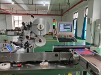 Machine d'étiquetage automatique autocollante pour bouteilles carrées