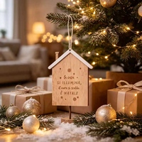 Hölzernes Weihnachtshaus-Ornament mit Lasergravur Italienisches Zitat Schneeflocken-Hängedekoration für Weihnachtsbaum Feiertagsgeschenk