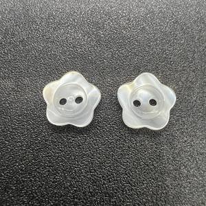 أزرار قميص راتينج بعينين! أزرار زهور بلاستيكية بيضاء شفافة للملابس من اللؤلؤ تصنيع الأزرار - Product Image 6