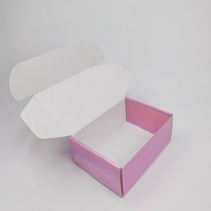 Boîte personnalisée avec logo laser rose avec <span class=keywords><strong>intérieur</strong></span> blanc en relief et emballage d'expédition laminé mat pour chaussettes de magasin de tissu - Product Image 4