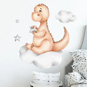 Dinossauro do bebê dos desenhos animados Sentado na Nuvem Adesivo de parede para crianças Quarto Nursery Decoração Home Decalque