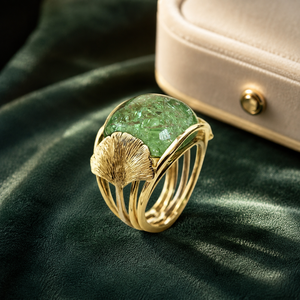 Anello Stile Foglia di Ginkgo con Smeraldo per Donne, Elegante Gioiello da Dito in Stile Giardino - Product Image 3