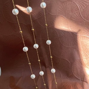 قلادة خانقة أنيقة للنساء من دينا، مصنوعة من الفولاذ المقاوم للصدأ المطلي بالذهب عيار 18 قيراط مع لؤلؤ زجاجي، سلسلة رفيعة للذكرى السنوية - Product Image 3