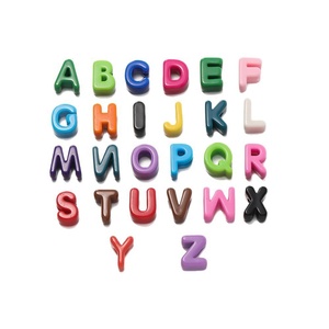 Cuentas Acrílicas con Letras del Alfabeto Inglés, Agujero Grande, para Hacer Pulseras, Color Aleatorio, Cuentas de Letras de 6mm para Pulseras - Product Image 1