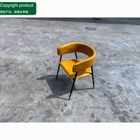 Mobilier de restaurant commercial : banquette en cuir jaune, table à manger en marbre et chaises de restaurant à dossier incurvé