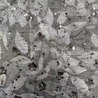 Chiffon brodé avec des paillettes et des tubes de perles, doux, respirant et à bon tombé, parfait pour les robes de soirée et de fête