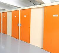 Conteneur de stockage mobile autoportant de 20 pieds en acier, design moderne, avec porte latérale à volet roulant, pour usage en entrepôt ou maison, à poser au sol