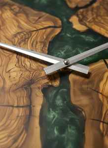 นาฬิกาแขวนผนังงานฝีมือเรซิ่นสุดหรู ตกแต่งด้วยไม้ ดีไซน์เรียบเนียน ทนทาน เหมาะสำหรับตกแต่งภายในห้องนั่งเล่นสไตล์โมเดิร์น - Product Image 2