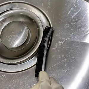 Brosse à crevasses avec poils rigides et bord incurvé pour le nettoyage des carreaux de salle de bain et de cuisine - Product Image 3