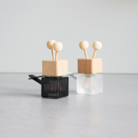 Bouteille vide carrée givrée transparente noire de 8 ml pour voiture, avec couvercle en bois et bille en bois, diffuseur d'huile, pendentif, flacons de parfum en verre