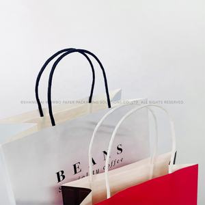 Sacs cadeaux en papier kraft pour salon d'affaires, logo estampé or pour passagers privilégiés avec kit d'accessoires de voyage personnalisé - Product Image 4
