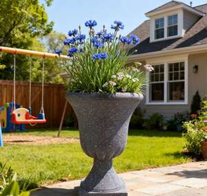 ローマ風PP製壺型プランター、排水穴付き、軽量で耐久性のあるヴィンテージ風彫刻入り正方形台座、16インチ、マット仕上げのフラワーポット - Product Image 5