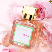 Parfum pour Elle, Flacon Carré en Verre Transparent, Base Épaisse, Bouchon Doré, Pétales de Rose, Eau de Toilette Rose, Longue Tenue