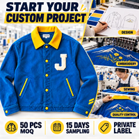 Veste en velours côtelé bleu sur mesure pour homme avec patch lettre en chenille, col contrastant jaune, boutons-pression, poches passepoilées, OEM ODM, faible MOQ