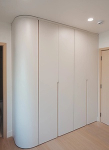 Armoire intégrée moderne blanc crème avec design d'angle incurvé, <span class=keywords><strong>sur</strong></span> <span class=keywords><strong>mesure</strong></span>, sans poignée, du sol au plafond, pour chambre à coucher - Product Image 2