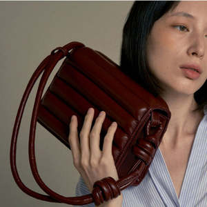 Bolso cuadrado pequeño con correa de hombro con nudo a rayas de diseño coreano, con textura moderna, bolso de hombro para llevar debajo del brazo - Product Image 2