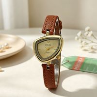 Nouvelle Montre Femme 2026 Style Triangle Irrégulier avec Bracelet en Cuir, Boîtier Doré Luxe Léger, Style Rétro Exquis