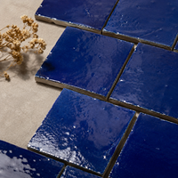 Carreaux de céramique émaillés bleu cobalt carrés, style Zellige marocain, carreaux muraux faits à la main pour salle de bain et intérieur d'hôtel en stock
