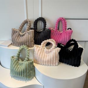 Sacs à main 2026 pour femmes, brodés, portables, personnalisés, en fausse fourrure, sacs fourre-tout à bandoulière, vente en gros - Product Image 2