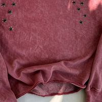 Sweat-shirt vintage personnalisé en molleton épais avec œillets métalliques, imprimé croisé sur les manches, ourlet effiloché, style streetwear
